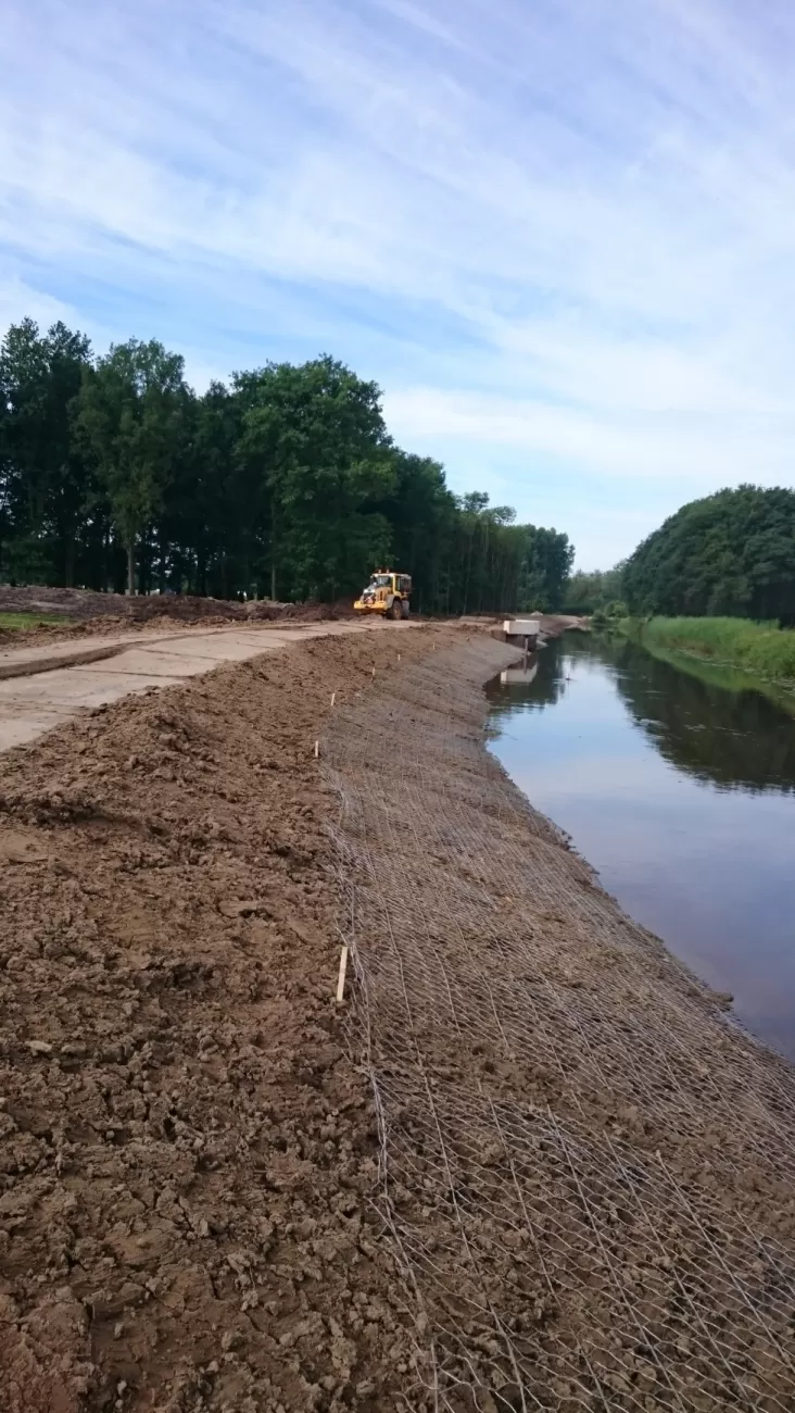 Wire mesh on bank - Waterschap De Dommel